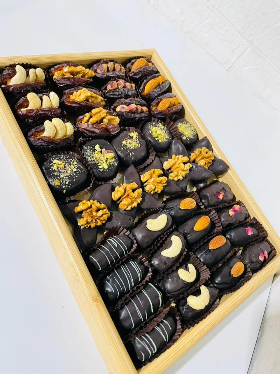 كيلو مشكل تمر محشي قلوبات مغطس بالشوكولا